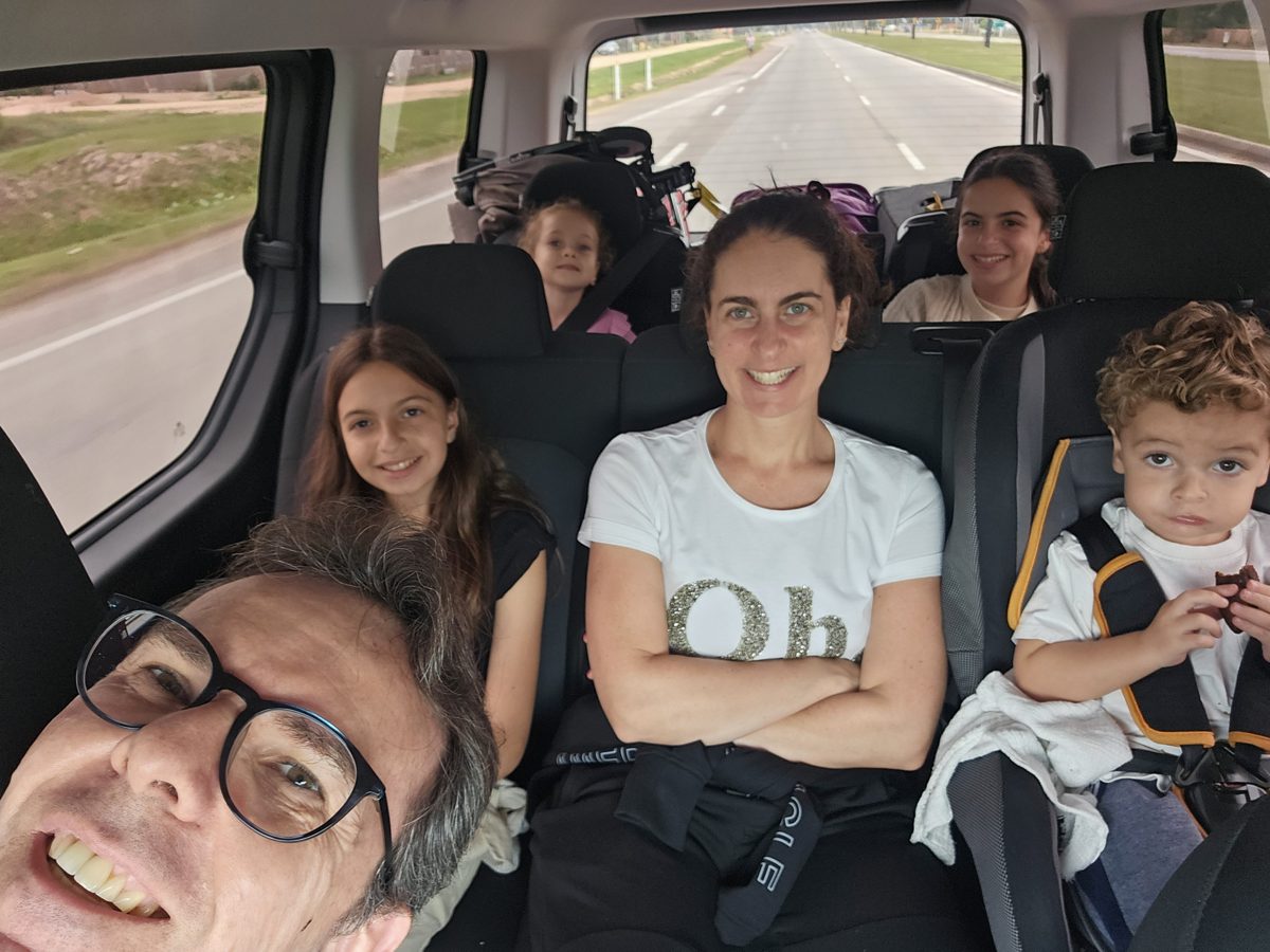A família no carro, a caminho de uma viagem anterior